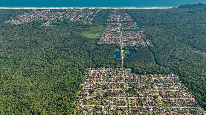 recorte urbano em meio à Mata Atlântica, em Bertioga