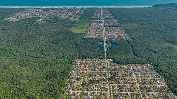 recorte urbano em meio à Mata Atlântica, em Bertioga
