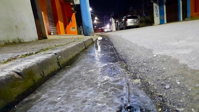 O vazamento de esgoto no bairro Casa Branca, em Caraguatatuba, que vem incomodando os moradores