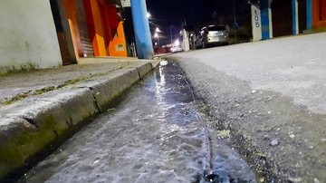O vazamento de esgoto no bairro Casa Branca, em Caraguatatuba, que vem incomodando os moradores