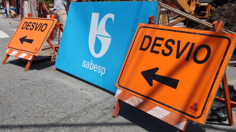 Obras da Sabesp em via de Praia Grande
