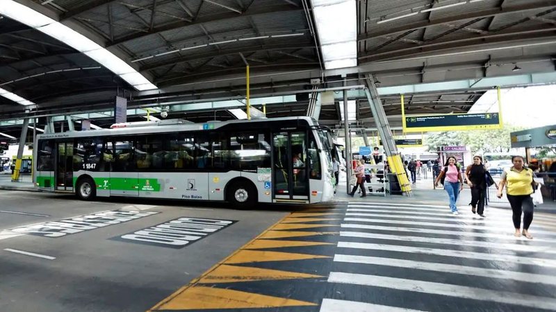 Ônibus do transporte público em terminal