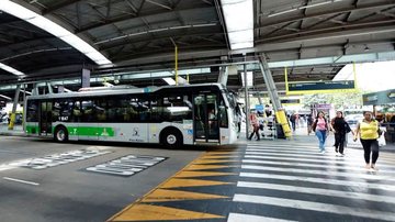 Ônibus do transporte público em terminal