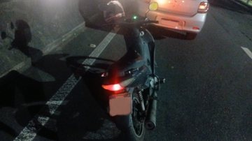 Imagem da moto e do veículo Logan, envolvidos no acidente