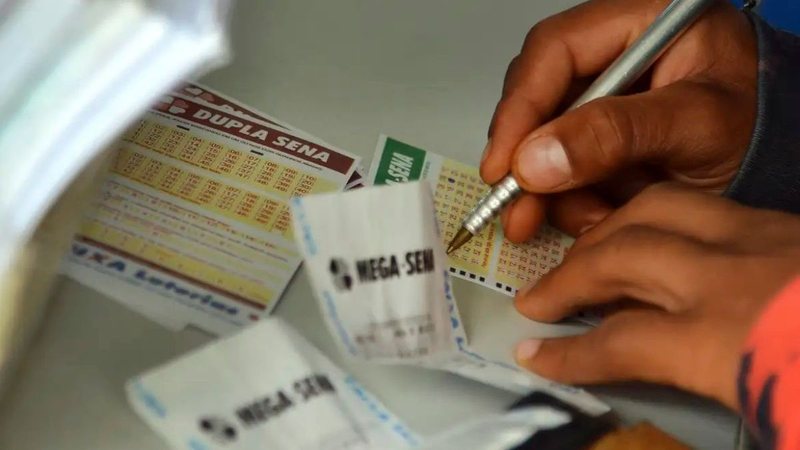 Pessoa apostando na Mega-Sena