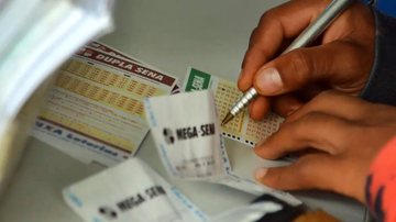 Pessoa apostando na Mega-Sena