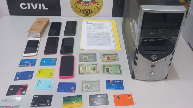 Itens apreendidos pela Polícia Civil: aparelhos celulares, máquinas de cartão e uma CPU