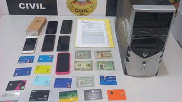 Itens apreendidos pela Polícia Civil: aparelhos celulares, máquinas de cartão e uma CPU