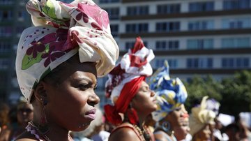 Mulheres negras, usando turbantes e celebrando o Dia Nacional da Mulher Negra Latino-Americana e Caribenha