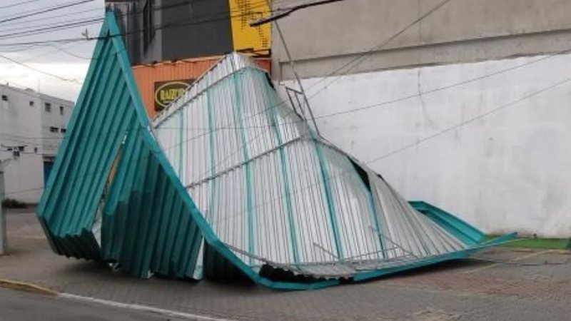 Telhado caído em calçada em Praia Grande
