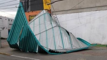 Telhado caído em calçada em Praia Grande