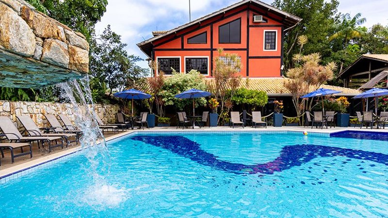 Área de piscina do tradicional Salvetti Praia Hotel, agora revitalizado