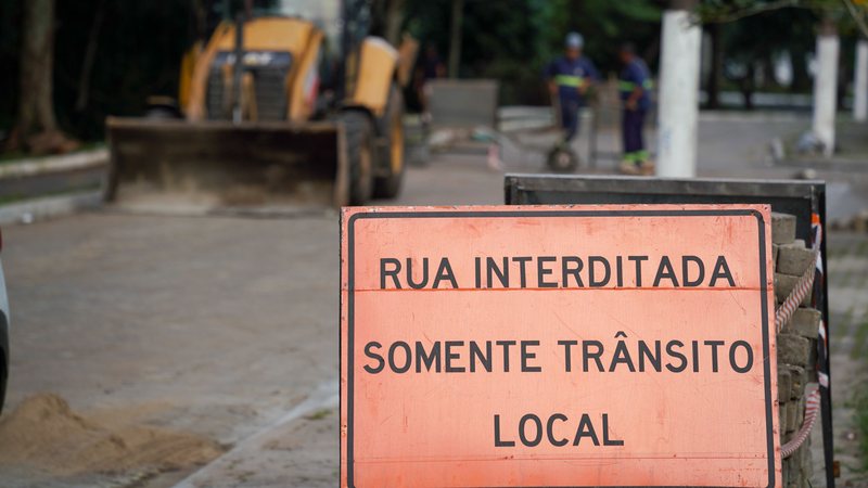 Trecho da avenida Marechal Mallet, em Praia Grande, é interditado para obras da Sabesp