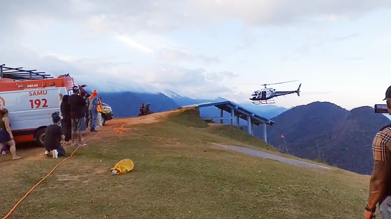 Helicóptero Águia, da PM, durante buscas pelo corpo do piloto - Redes Sociais