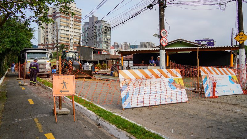 Obras da Sabesp em via de Praia Grande