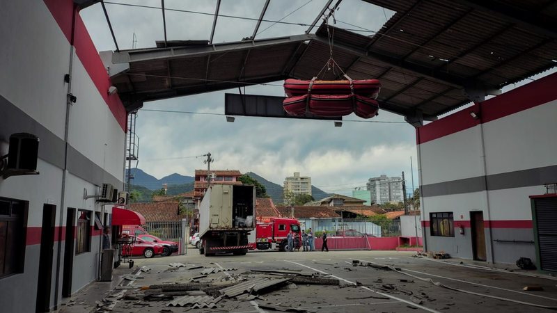 Ciclone: ventania destelha quartel dos Bombeiros e causa estragos no litoral de SP