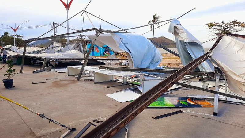 Estrutura montada na praça de Eventos, para o Festival do Camarão, em Caraguatatuba, foi totalmente destruída - Reginaldo Pupo