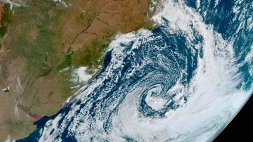 Foto de satélite do ciclone em alto-mar