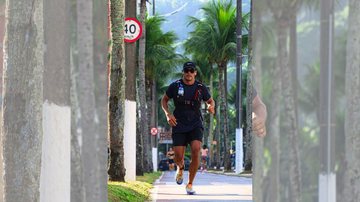 Homem correndo na orla de Praia Grande