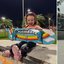 Filha de surfista profissional impressiona no skate e no surfe com apenas 3 anos; veja