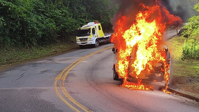 Fogo destrói Kombi em rodovia de acesso ao litoral de SP e interdita via por mais de 1h