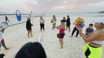 Guarujá terá aulas gratuitas de beach tennis em espaço à beira-mar; veja como participar