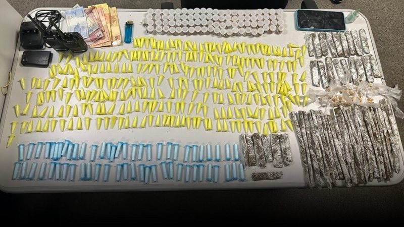 Homem foge da PM e abandona mochila com mais de 500 porções de drogas em Santos