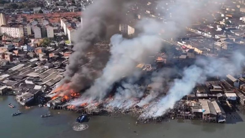 Incêndio destrói 100 casas de madeira e deixa uma vítima fatal no litoral de SP