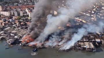 Incêndio destrói 100 casas de madeira e deixa uma vítima fatal no litoral de SP