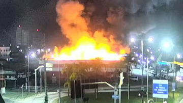 incendio-destroi-parte-de-loja-de-autopecas-em-caraguatatuba