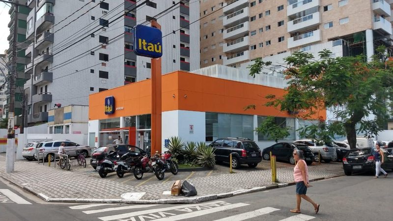 Justiça condena Itaú por dívida indevida e impõe indenização de R$ 10 mil a cliente do litoral de SP