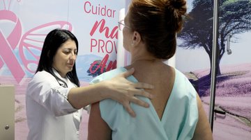 Mulher realizando exame de mamografia