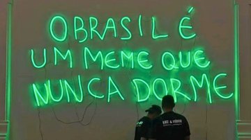 Neon com os dizeres "O Brasil é um meme que nunca dorme"