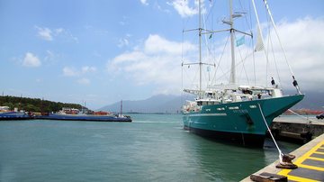 Navio no porto de São Sebastião