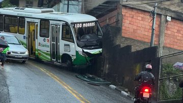 Ônibus colide com muro e deixa passageira ferida no rosto, no litoral de SP