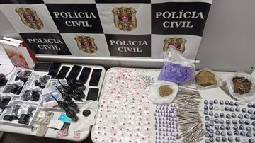 Itens apreendidos pela Polícia Civil: porções de drogas, celulares, rádios e documentos