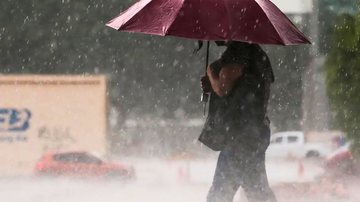 Pessoa com guarda-chuva
