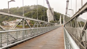 Ponte Pênsil de São Vicente é interditada para demolição de prédio; veja detalhes