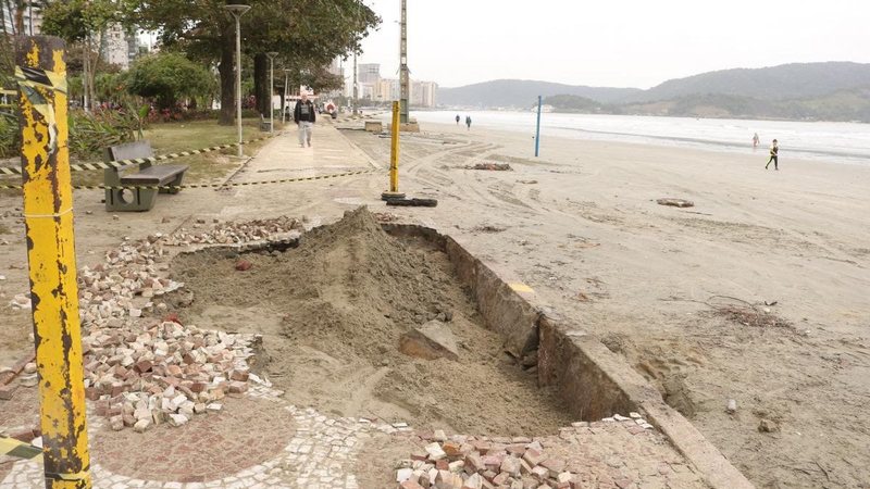 Estragos na orla de Santos devido à ressaca
