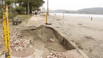 Estragos na orla de Santos devido à ressaca