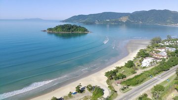 Sobrevivente de 17 anos testemunha afogamento e morte do pai em praia do litoral de SP