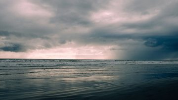 Nuvens de tempestade sobre o mar