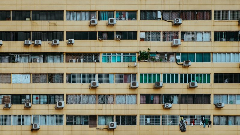 Edifício com aparelhos de ar-condicionado