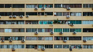 Edifício com aparelhos de ar-condicionado