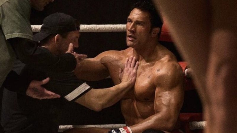 Atuação irreconhecível de The Rock emociona em Veneza e ganha força ao Oscar