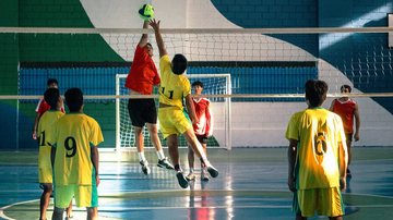 Partida de vôlei no ginásio Alberto Alves, em Bertioga