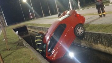Carro cai em canal e motorista é resgatado por bombeiros em Bertioga, no litoral de SP