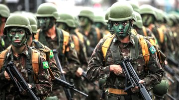 Militares em desfile em Praia Grande