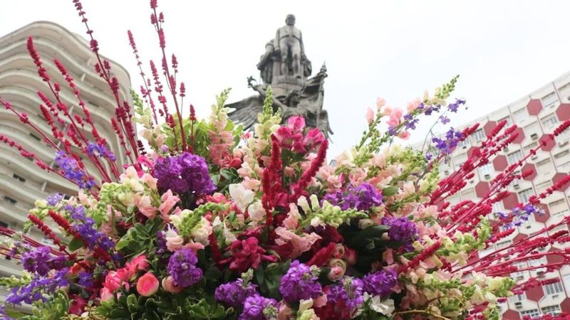 Flores na praça da Independência, em Santos