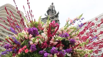 Flores na praça da Independência, em Santos